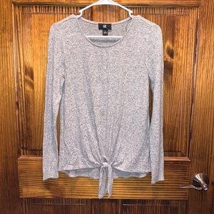 🌻NWOT longs sleeve top with knot tie detail!